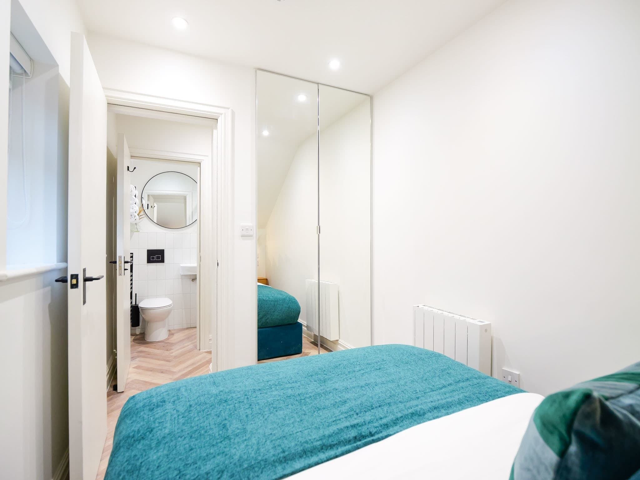 Een douche, een haardroger, handdoeken, shampoo