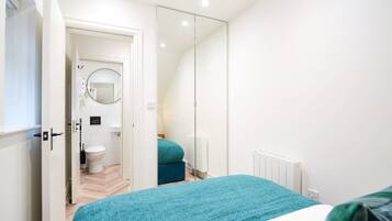 Een douche, een haardroger, handdoeken, shampoo