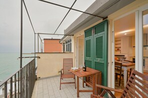 Outdoor dining - GuestHost - A cozy 100 square meters apartment, perfect for four people, located between the first and third floors of a typical Cinque Terre townhouse (NO elevator).The property, thanks to a large terrace, enjoys fantastic views of the sea and mountains (Riomaggiore)