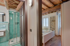 Shower, bidet, towels - GuestHost - A cozy 100 square meters apartment, perfect for four people, located between the first and third floors of a typical Cinque Terre townhouse (NO elevator).The property, thanks to a large terrace, enjoys fantastic views of the sea and mountains (Riomaggiore)