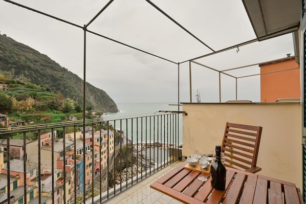 Outdoor dining - GuestHost - A cozy 100 square meters apartment, perfect for four people, located between the first and third floors of a typical Cinque Terre townhouse (NO elevator).The property, thanks to a large terrace, enjoys fantastic views of the sea and mountains (Riomaggiore)