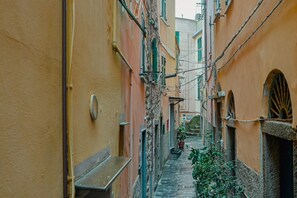 Interior - GuestHost - A cozy 100 square meters apartment, perfect for four people, located between the first and third floors of a typical Cinque Terre townhouse (NO elevator).The property, thanks to a large terrace, enjoys fantastic views of the sea and mountains (Riomaggiore)