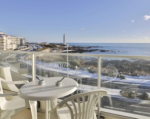 Outdoor dining - Escale Bleue - Balcon ensoleillé & Vue côte sauvage (Les Sables-d´Olonne)