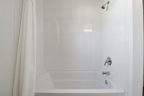 Towels, toilet paper - Luxury Studio apt in Cape Coral/ Ft Myers FL! (North Fort Myers)