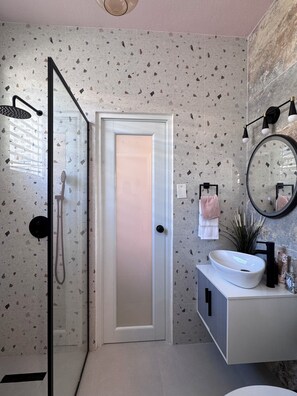 Shower, hair dryer, towels, soap - Casa Luz 2A Beautiful 3/3 with Terrace/Lots of Space Great Location (San Juan)