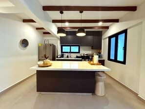 Refrigerador, microondas, horno, placa de cocina