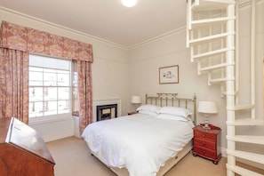 4 bedrooms, iron/ironing board, WiFi, bed sheets - Spacious, central, top floor, period apartment w/park views (Edinburgh)