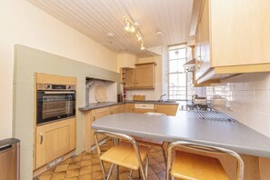 Private kitchen - Spacious, central, top floor, period apartment w/park views (Edinburgh)