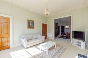 Living area - Spacious, central, top floor, period apartment w/park views (Edinburgh)