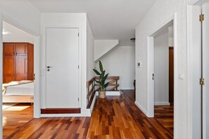 4 dormitorios, tabla de planchar con plancha, cuna de viaje