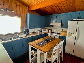 Microwave, oven, stovetop, dishwasher - Peaceful riverside cottage-Tranquil views & private outdoor space (Tweed)