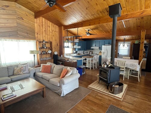 Peaceful riverside cottage-Tranquil views & private outdoor space