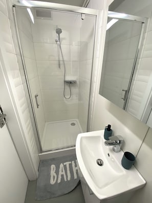 Camera, bagno privato, edificio separato | Bagno | Doccia, set di cortesia gratuito, asciugacapelli, asciugamani