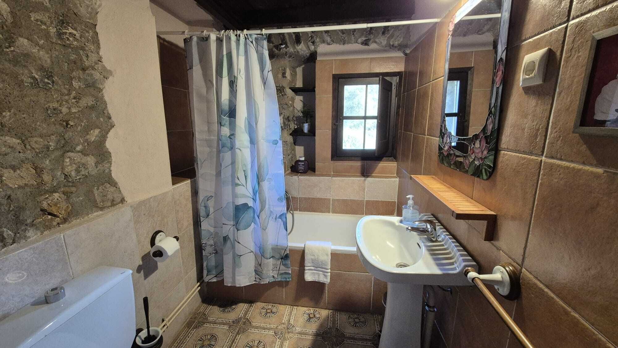 Bruser, hårtørrer, bidet, håndklæder
