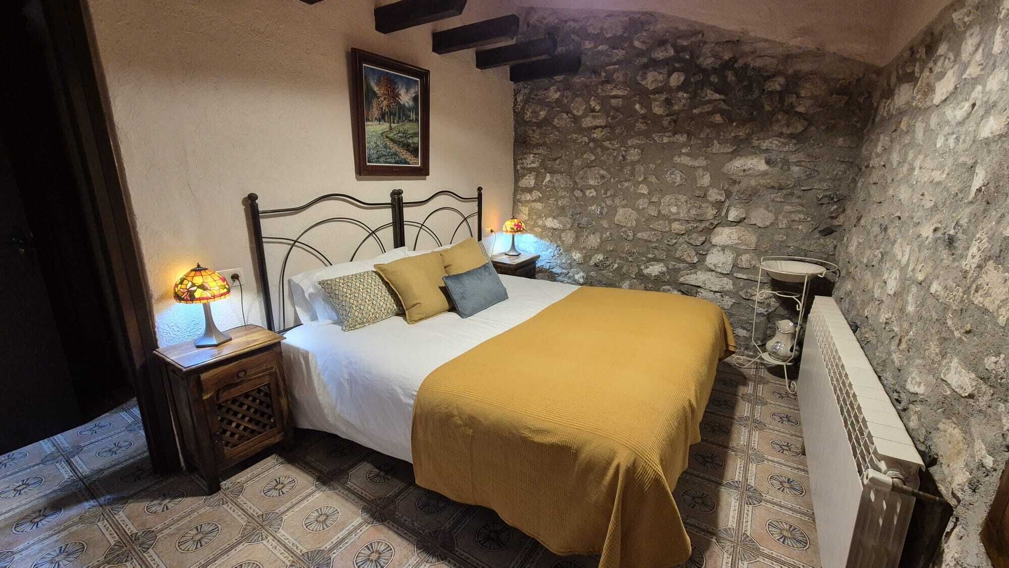 7 bedrooms, WiFi, bed sheets