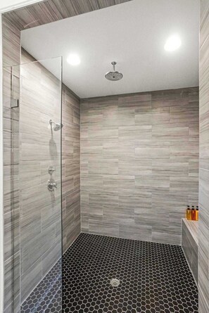 Shower, hair dryer, towels, shampoo - Great Location Near Gulch, 12 South & Broadway (Nashville)