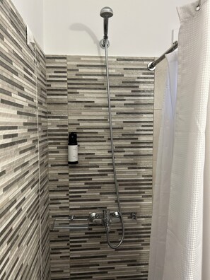 Shower, hair dryer, towels, soap - Hotel Simos (Mitikas)