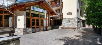 Holiday Home 'Appart Lagrange Cosy Ski Aux Pieds' with Mountain View, Balcony and Wi-Fi