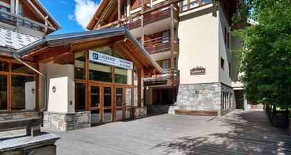 Holiday Home 'Appart Lagrange Cosy Ski Aux Pieds' with Mountain View, Balcony and Wi-Fi