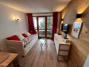 TV, DVD player - Holiday Home 'Appart Lagrange Cosy Ski Aux Pieds' with Mountain View, Balcony and Wi-Fi (Valloire)
