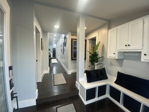 Interior - Nattie The Contemporary Craftsman -Spacious & Cozy- Close to Medical Facilities (Springfield)