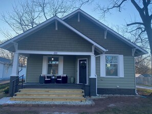 Exterior - Nattie The Contemporary Craftsman -Spacious & Cozy- Close to Medical Facilities (Springfield)