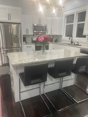 Fridge, microwave, oven, stovetop - Nattie The Contemporary Craftsman -Spacious & Cozy- Close to Medical Facilities (Springfield)
