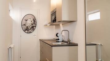 KĂŒhlschrank, Mikrowelle, Herdplatte, Kochgeschirr/Geschirr/Besteck