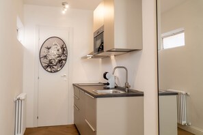 Kühlschrank, Mikrowelle, Herdplatte, Kochgeschirr/Geschirr/Besteck