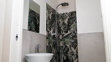 Asciugacapelli, asciugamani, sapone, shampoo