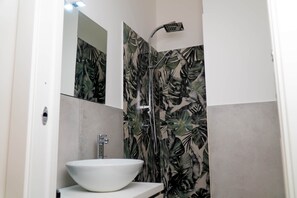 Haartrockner, Handtücher, Seife, Shampoo
