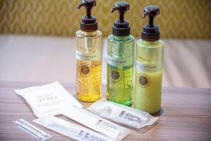 Bathroom amenities - Kojima Puchi Hotel (Kurashiki)