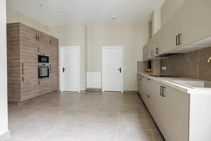 Fridge, microwave, oven, coffee/tea maker