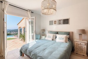 4 bedrooms, iron/ironing board, WiFi, bed sheets - VILLA ALOUETTE, HEATED SWIMMING POOL, SEA VIEW, 15min from SAINT TROPEZ (Cavalaire-sur-Mer)