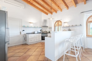 Fridge, microwave, oven, stovetop - Villa 'Finca El Colibri' with Mountain View, Wi-Fi and Air Conditioning (Manacor)