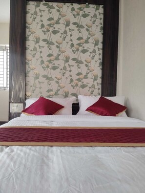 Escritorio, espacio para trabajar con laptop y wifi gratis 