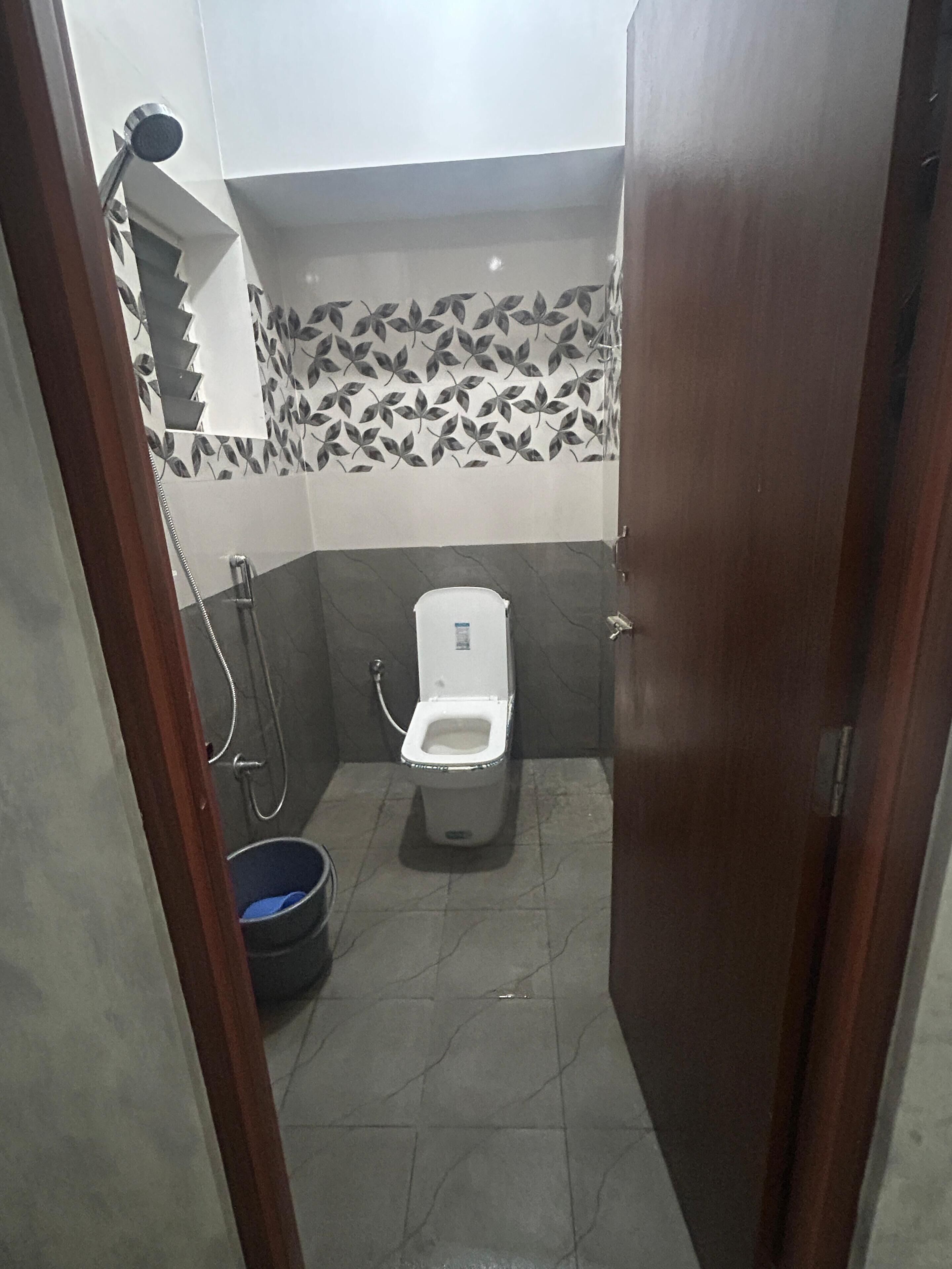 Combined shower/bathtub, soap, shampoo