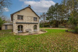 Outdoor dining - La Ruche - Maison 7p avec Jardin (Saint-Lucien)