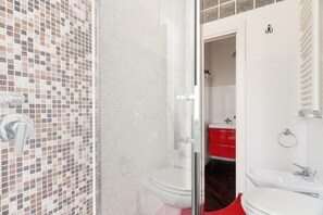 Ducha, bidet, toallas