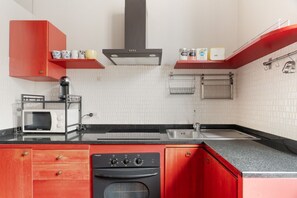Réfrigérateur, micro-ondes, grille-pain