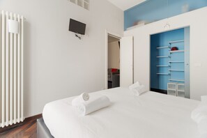 2 habitaciones y tabla de planchar con plancha 