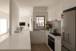 Fridge, microwave, oven, stovetop - 2BD | Cozy Modern Hideaway | Noble Park (Noble Park)