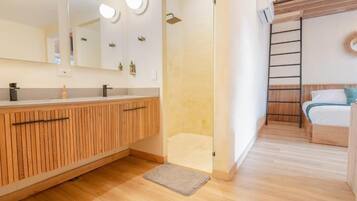 Chambre quadruple, vue sur le jardin | Salle de bain | Douche, séchoir à cheveux, serviettes fournies, savon