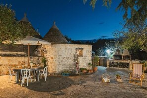 Outdoor dining - Trulli Country House Carla's Secret (Castellana Grotte)