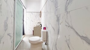 Deluxe-dobbeltværelse - bjergudsigt | Badeværelse | Bruser, hårtørrer, håndklæder, Sæbe