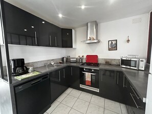 Fridge, microwave, oven, stovetop - Charming 6-person home with garden and jacuzzi in La Roche-Posay (La Roche-Posay)