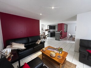 TV - Charming 6-person home with garden and jacuzzi in La Roche-Posay (La Roche-Posay)