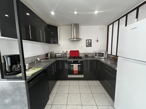 Fridge, microwave, oven, stovetop - Charming 6-person home with garden and jacuzzi in La Roche-Posay (La Roche-Posay)
