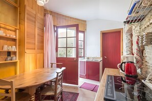 Frigorífico, microondas, placa de cocina y cafetera o tetera