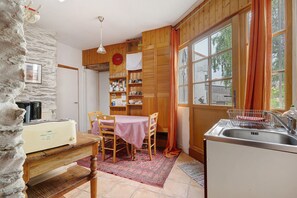 Réfrigérateur, micro-ondes, plaque de cuisson, cafetière/bouilloire